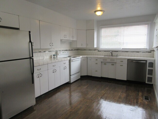 Building Photo - Move-in Bonus!!! Charming 4 bedroom, 2 bath single family home