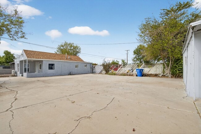 Building Photo - 1410 S 24th Ave