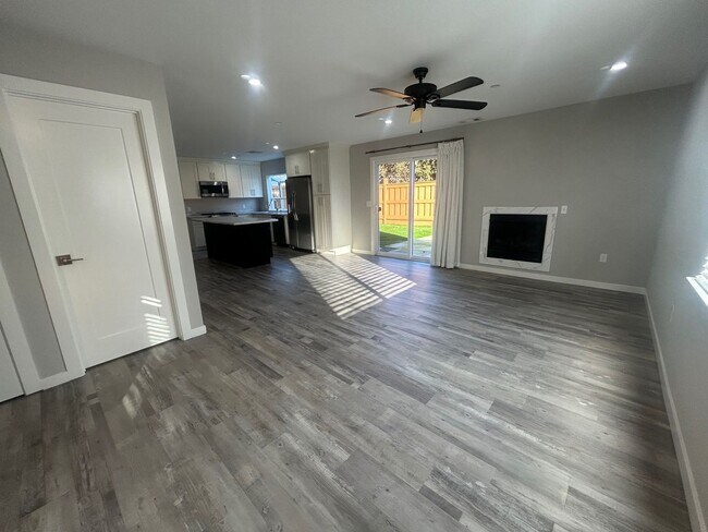 Foto del edificio - 3 bedroom 2.5 bathroom beautifully updated duplex in Concord at $3,375 per month available!