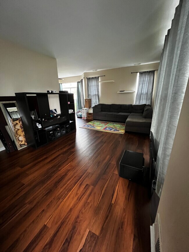 Building Photo - 5011 Montauk Dr