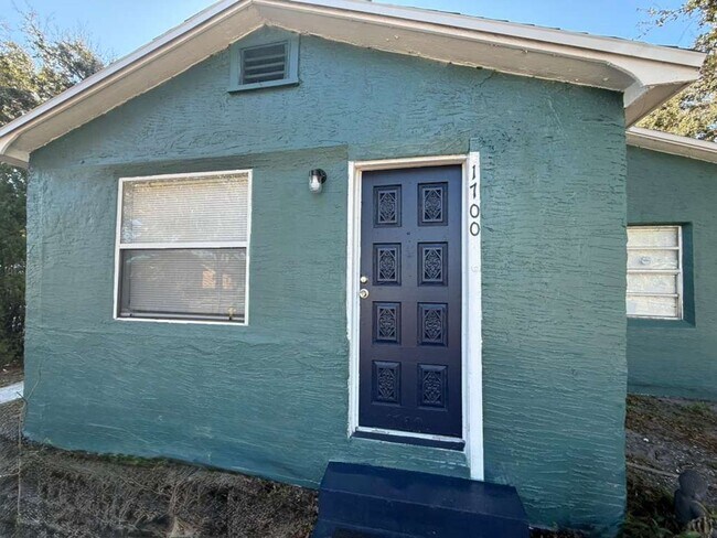 Foto del edificio - 2/1 St Pete Move In Ready | Apply for FREE This Holiday Season!