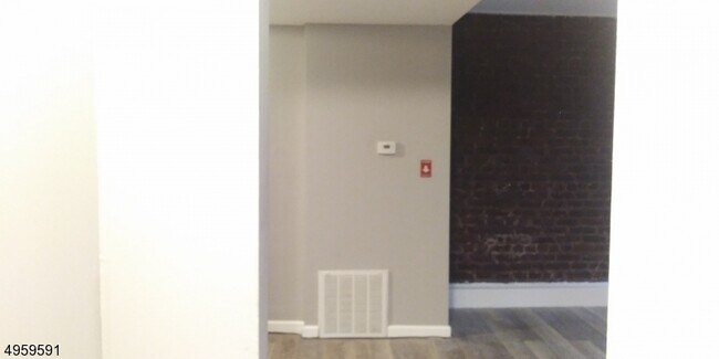 Building Photo - 293 Hawthorne Ave