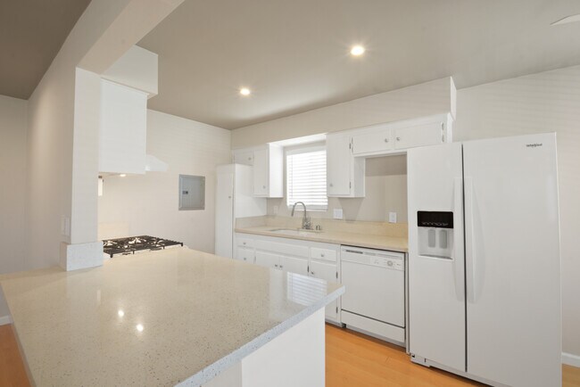 Kitchen - 14075 Ash St