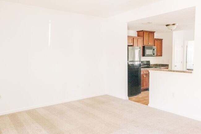 Building Photo - 3 BR/ 2.5 BA Townhome in Somerset Springs ...