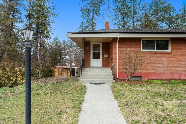 Building Photo - 5 Bed 2 Bath Spacious 3200 sq/ft Lower South Hill brick rancher property