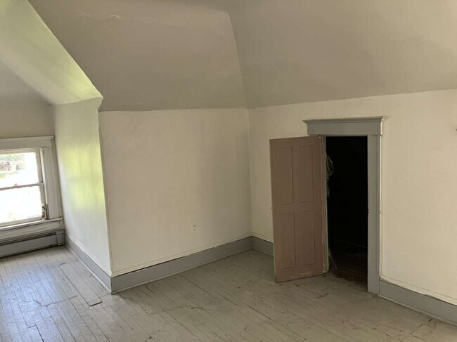 Foto del edificio - "4-Bed Home with spacious rooms in Wilkes Barre!"