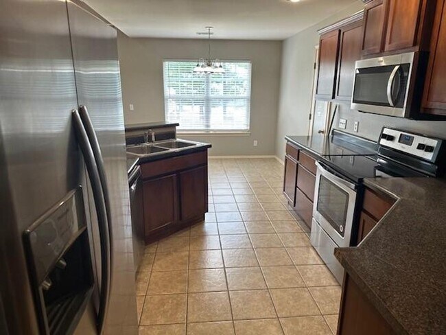 Building Photo - 3 Bed, 3 Bath Home with Luxury Amenities C...