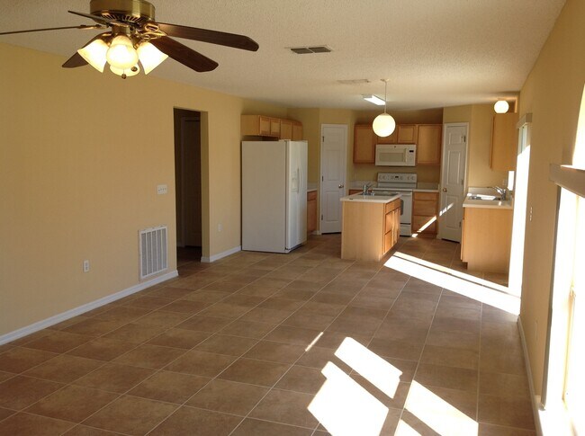Foto del edificio - Spacious 4 Bed home in Wetherbee Lakes Estates !!