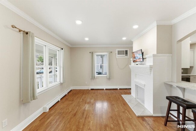 Building Photo - 113 Oak St