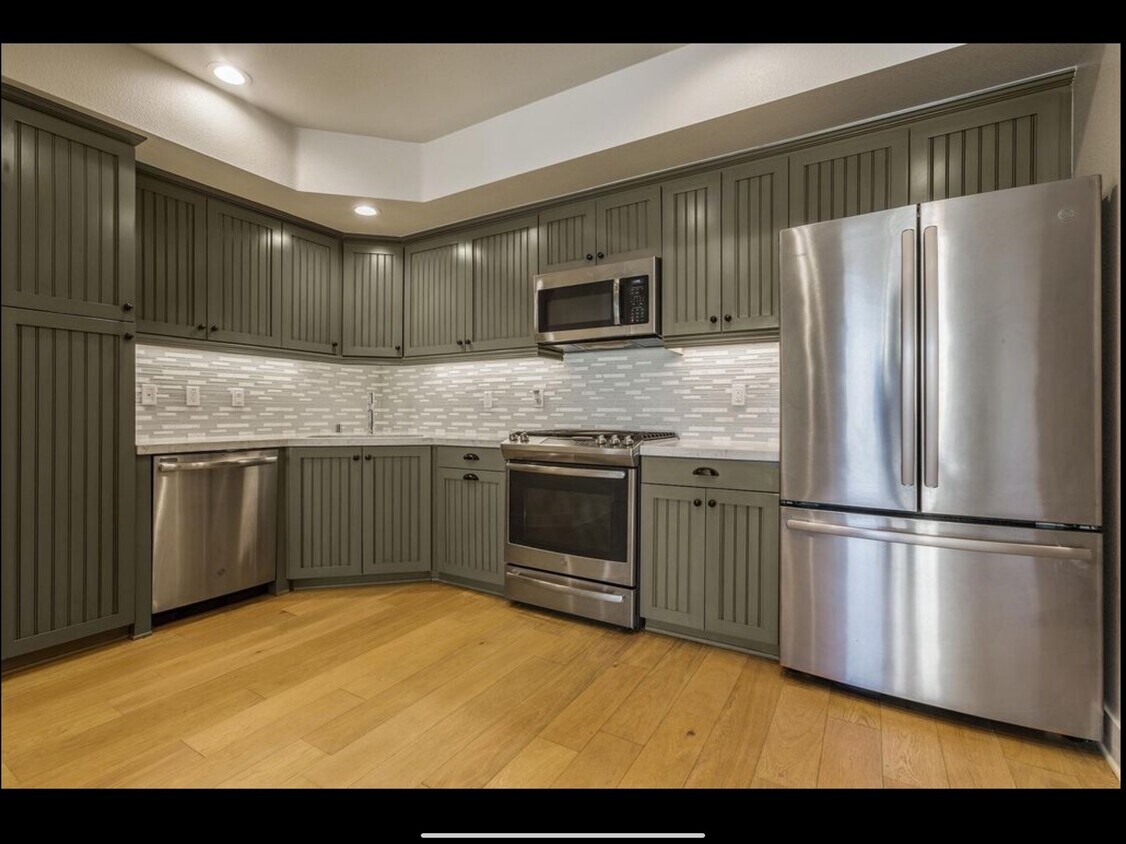 Foto principal - 627 Deep Valley Dr