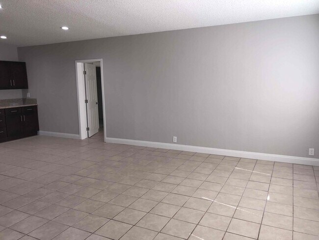 Foto del edificio - 2745 Burnham Ave
