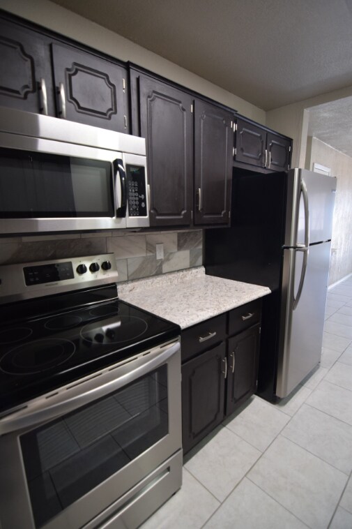 Building Photo - 2108 Coach Dr