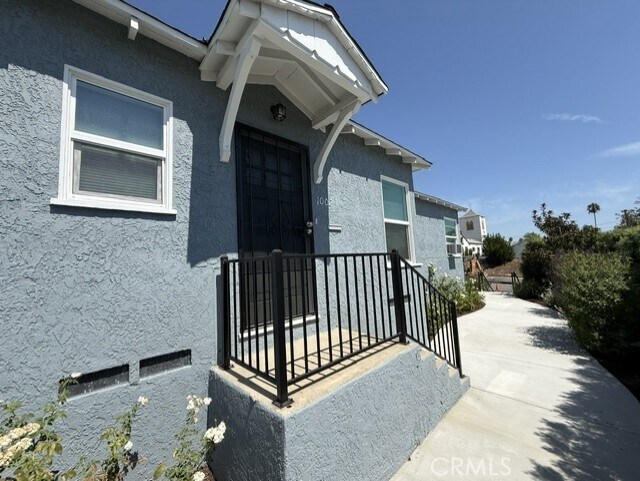 Foto del edificio - 1002 N Glenoaks Blvd