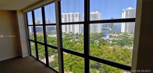 Foto del edificio - 18181 NE 31st Ct
