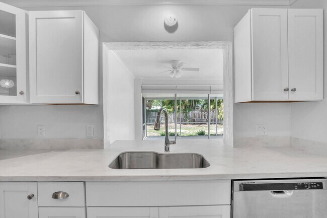 Building Photo - RARELY AVAILABLE!  3BED/2BATH POOL HOME FOR RENT-SARASOTA, FL $3195.00