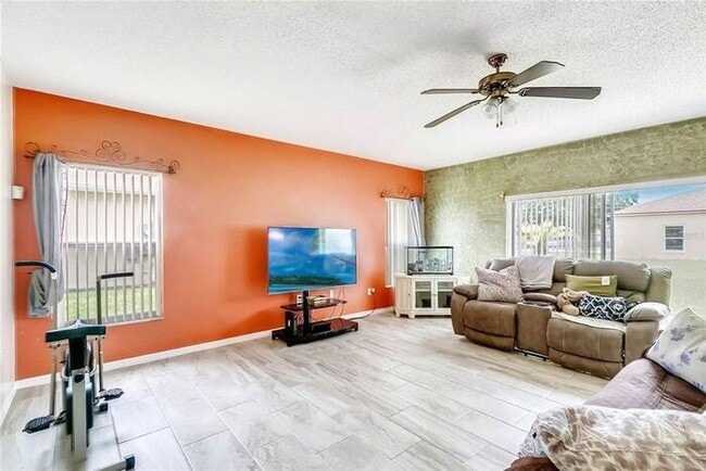 Foto del edificio - Spacious Two-Story Home Available NOW