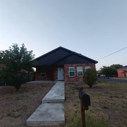 Primary Photo - 1023 E Oak St