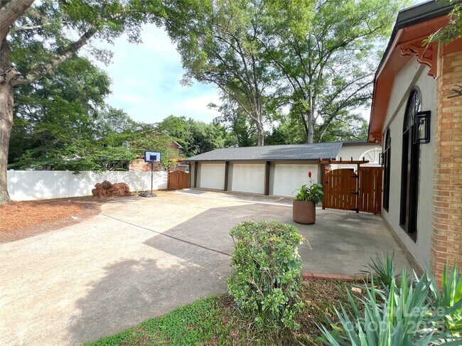 Foto del edificio - 5745 Riviere Dr