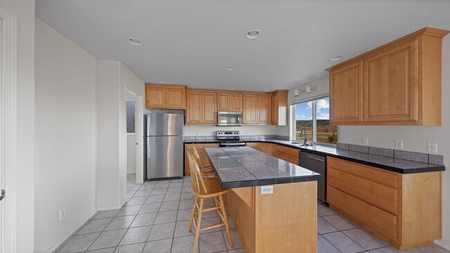 Foto del edificio - 3 Bed 2 Bath - Excellent Condition - Spectacular Views - Landscaping Included - NAS Whidbey