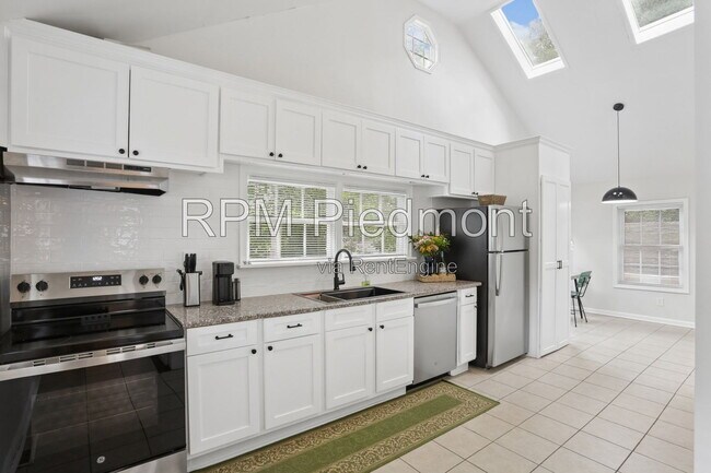 Building Photo - 980 Brookdale Dr