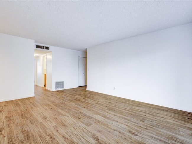 Building Photo - $400 OFF FIRST MONTH'S RENT!*