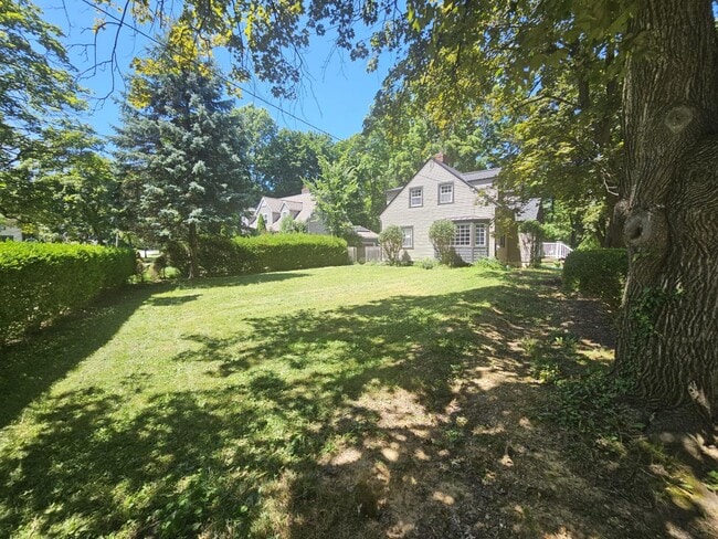 Building Photo - Spacious 5-Bedroom 2.5 Bath Home