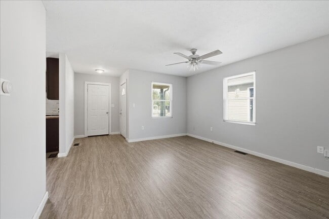 Building Photo - 2819 N Gladstone Ave