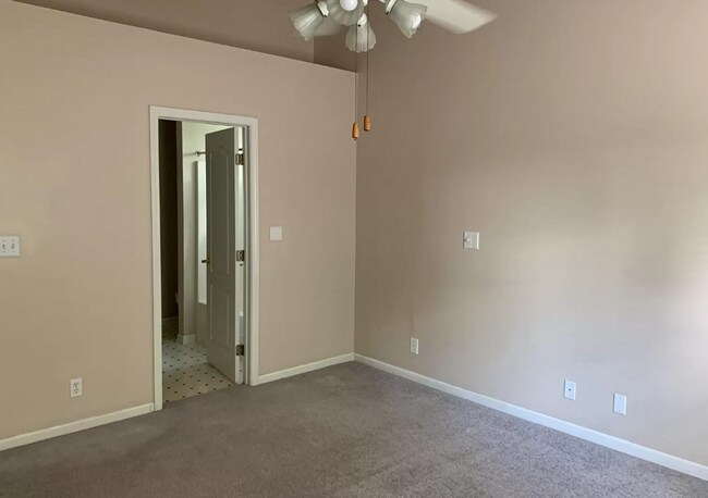 Building Photo - Large 3 Bedroom