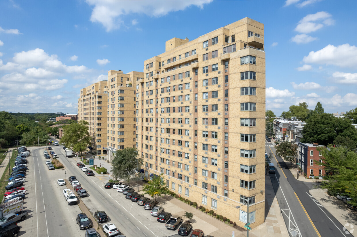 Primary Photo - 2601 Parkway Condominiums