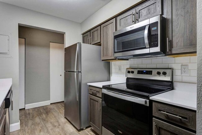 Kitchen - Glen Oaks East Apartments