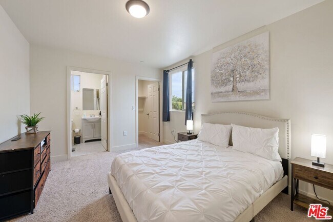 Building Photo - 865 E 49th St