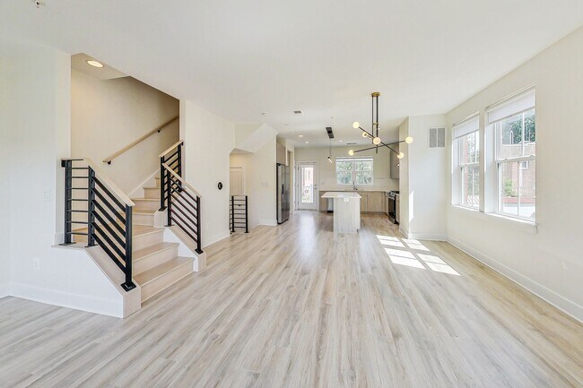 Foto del edificio - Four level townhome located in tranquil Mi...