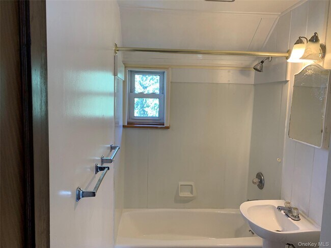 Foto del edificio - 1860 E Main St