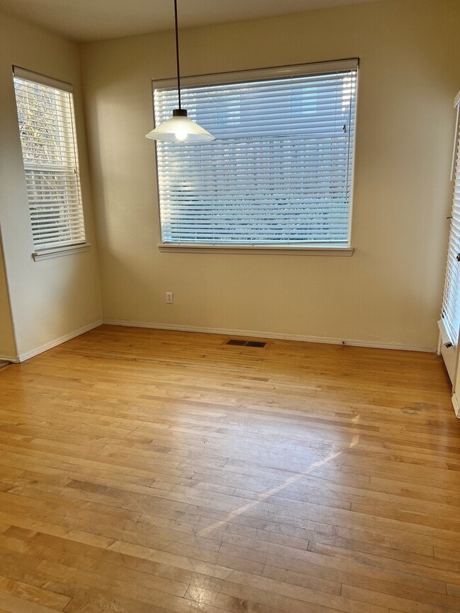 Building Photo - Beautiful Home w/Fenced Yard, Garage, Ampl...