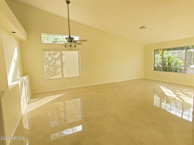 Building Photo - 1070 N Villas Ln