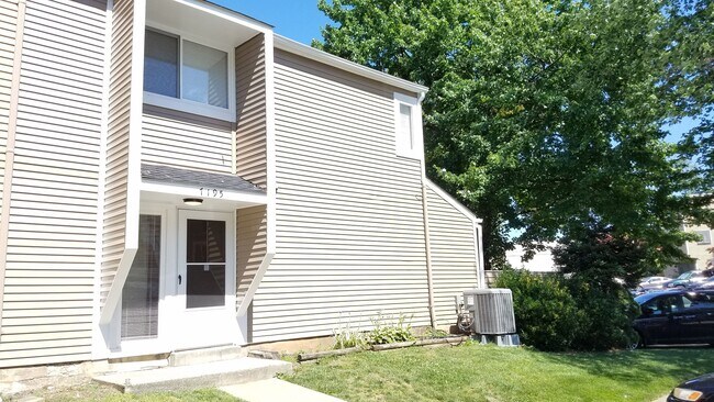 Building Photo - Renovated townhouse in established Frederi...