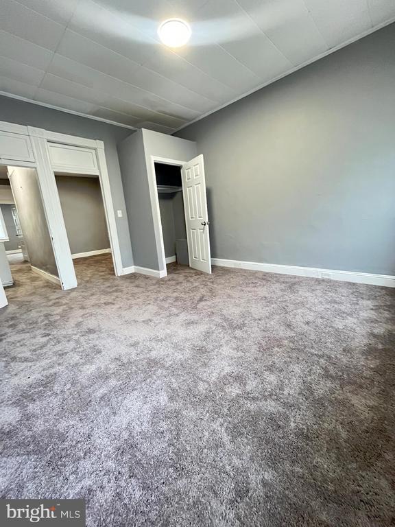 Building Photo - 639 N Kenwood Ave