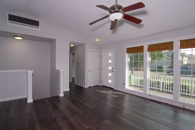 Foto del edificio - 3 Bed 2 Bath fully updated home adjacent to park & shopping