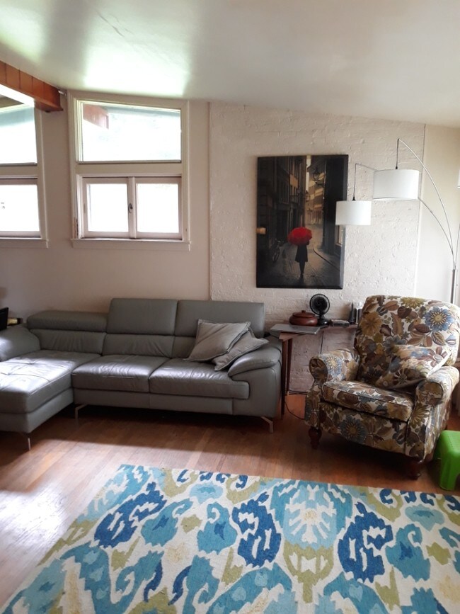 Foto del edificio - 3014 Lakeshore Dr