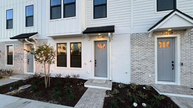 Foto del edificio - 15244 Groveside Rd