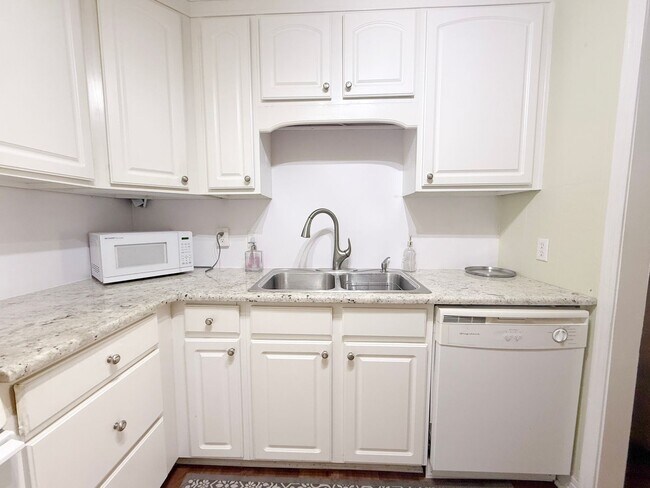 Foto del edificio - 1045 E 10th St