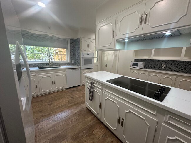 Foto del edificio - Gorgeous 3 Bedroom South Highland Home with Bonus Room!