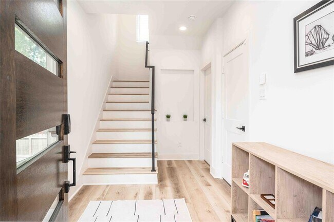 Foto del edificio - 1038 W 17th St