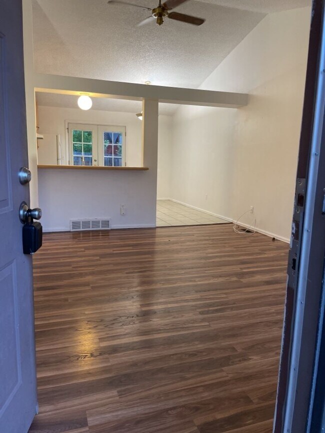 Foto del edificio - Start a Lease by 4/17 and get $250 off 1st Month!