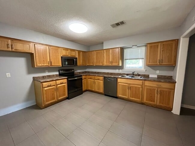 Building Photo - Renovated 3 Bedroom 1.5 Bath Home for Rent!