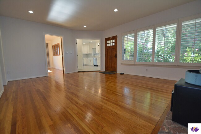 Foto del edificio - 5184 Canoga Ave