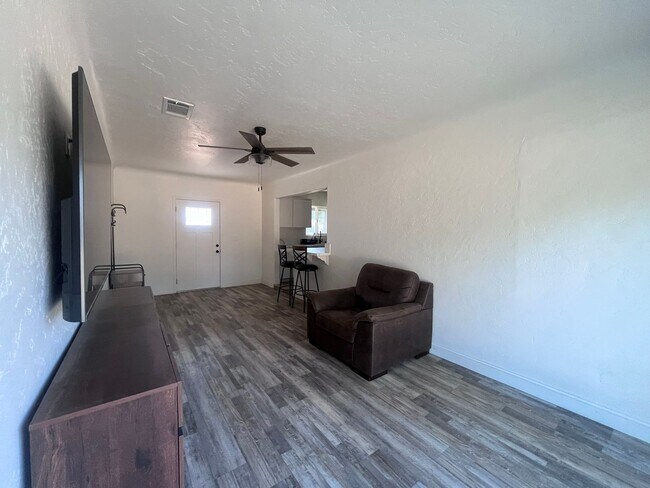 Foto del edificio - 128 W Sandra Ave