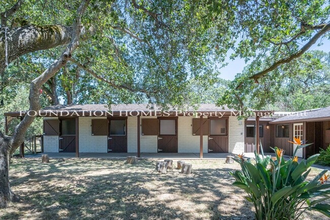 Foto del edificio - Charming 2BD/2BA Converted Stable in Seren...