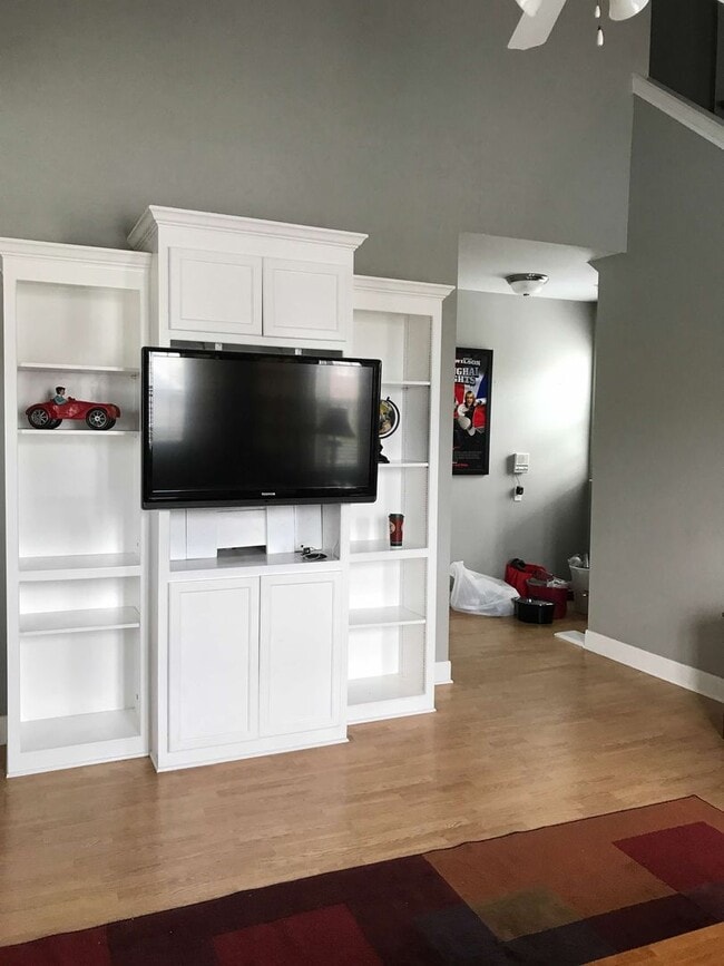 Building Photo - Spacious condo