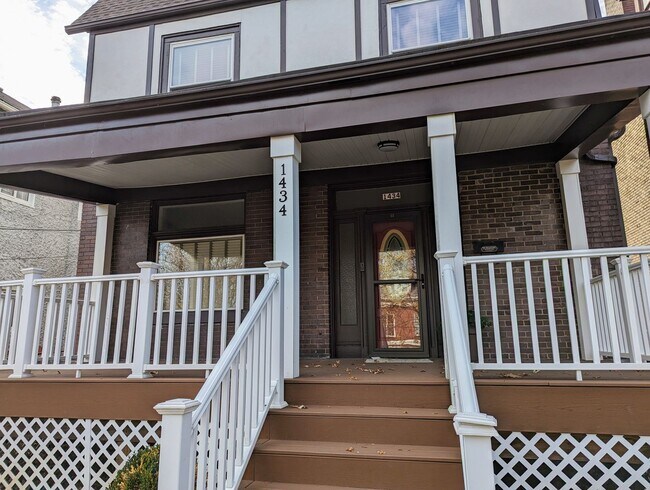 Foto del edificio - Huge 5 Bedroom, 3.5 Bathroom House Availab...